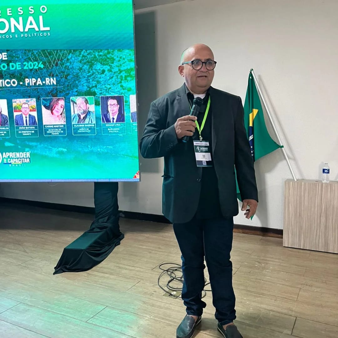 Edival com microfone em congresso